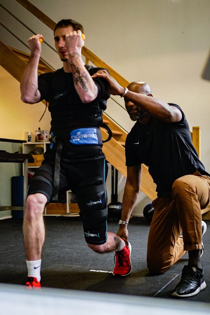 L'EMS tonifie et renforce votre musculature à travers des exercices adaptés à votre corps. 