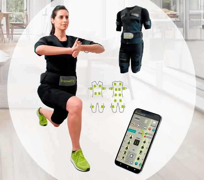 Sportive en séance d'entraînement personnel grâce à sa combi EMS i-HomeFIT et les programmes de son application pour smartphone. 